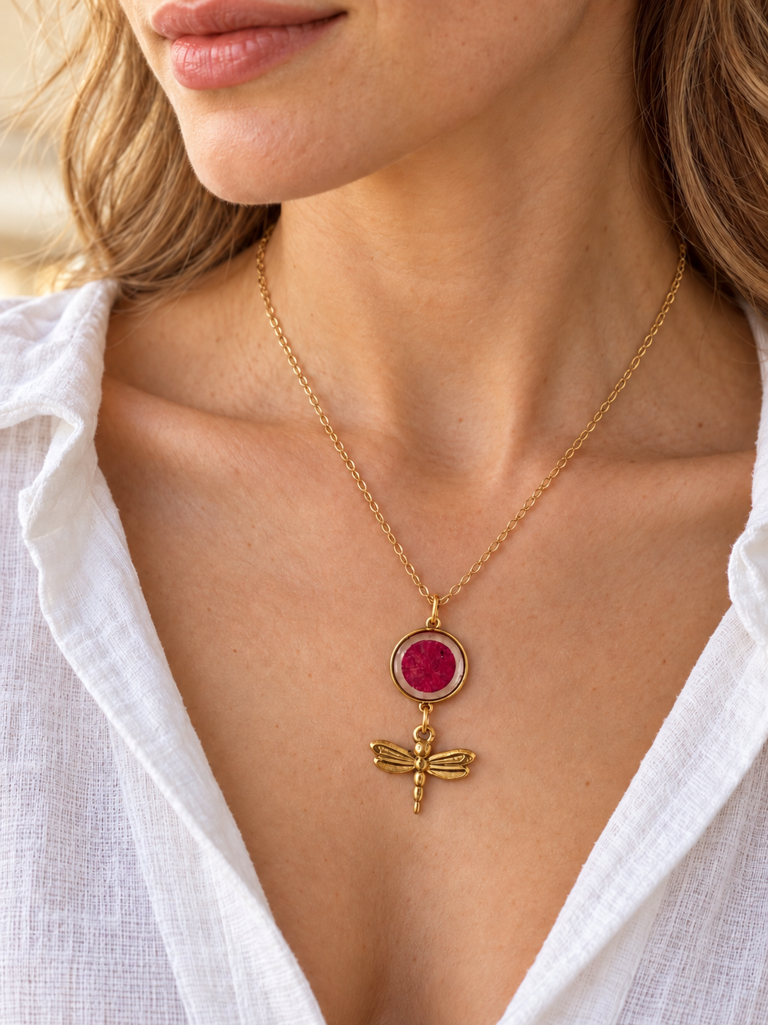 Collier pétale de rose et libellule