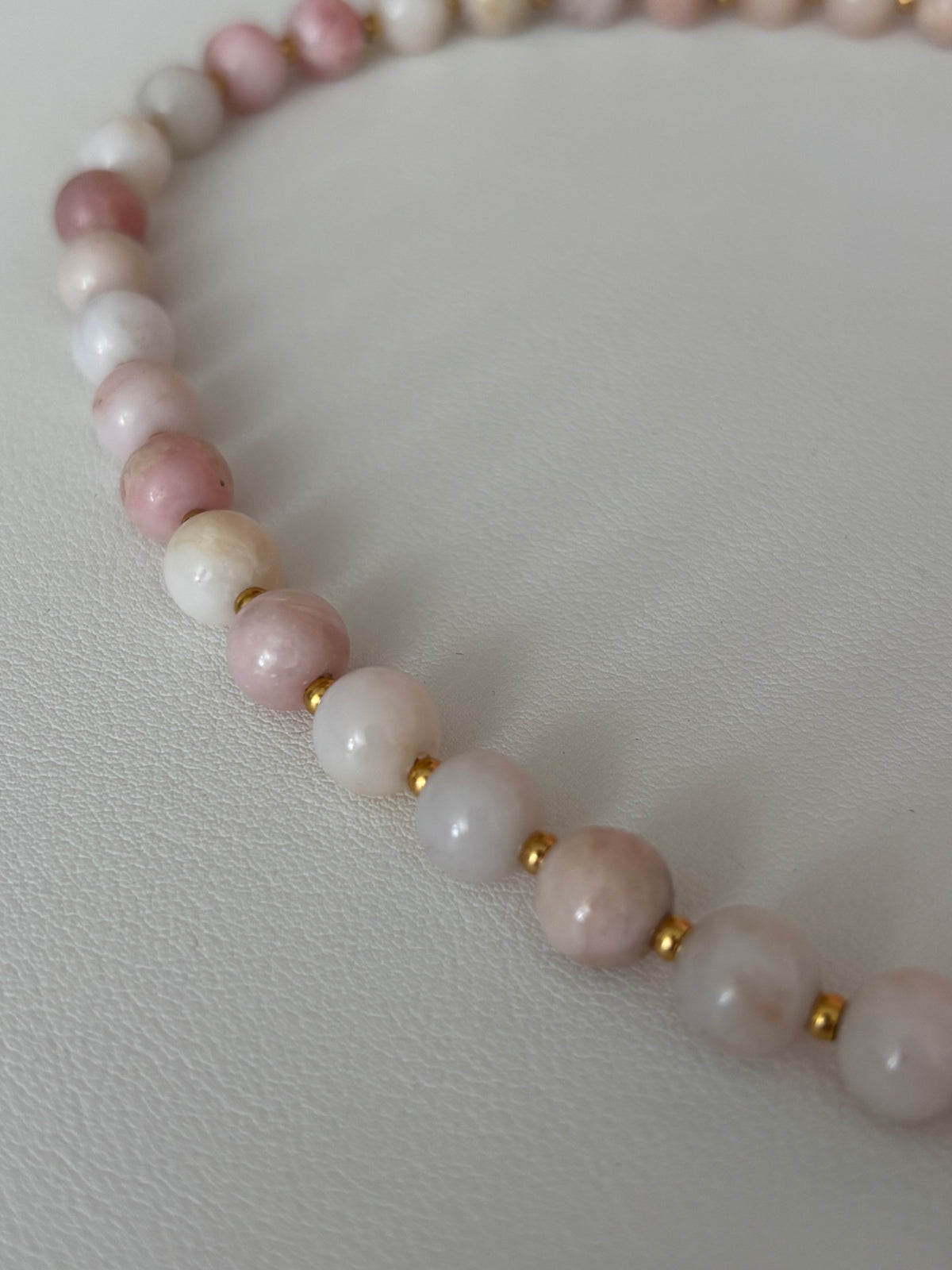 Collier en opale rose et cœur doré