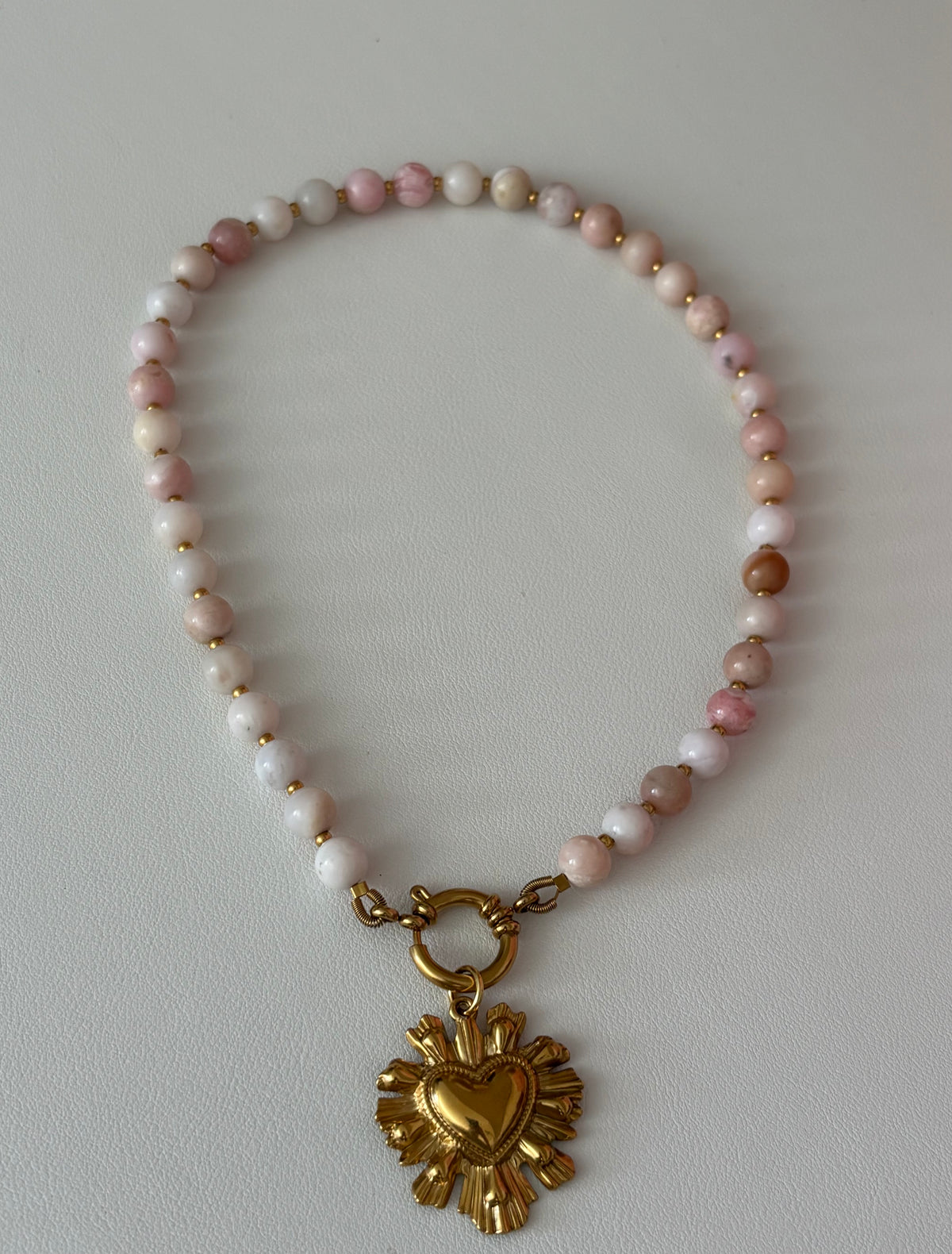 Collier en opale rose et cœur doré