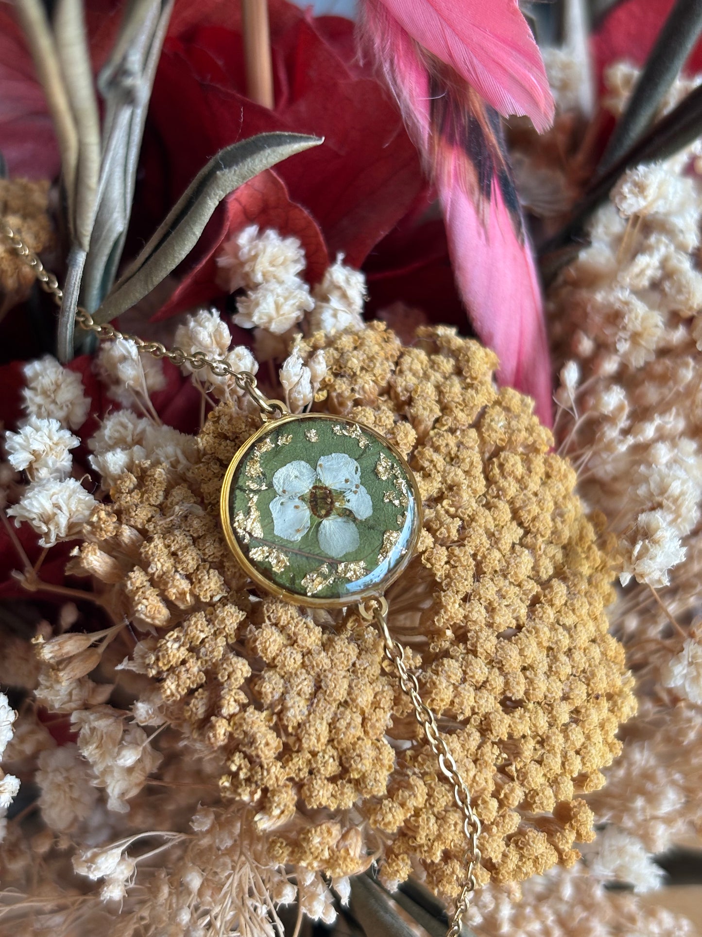 Bracelet en résine avec feuille de rose, spirée et paillettes
