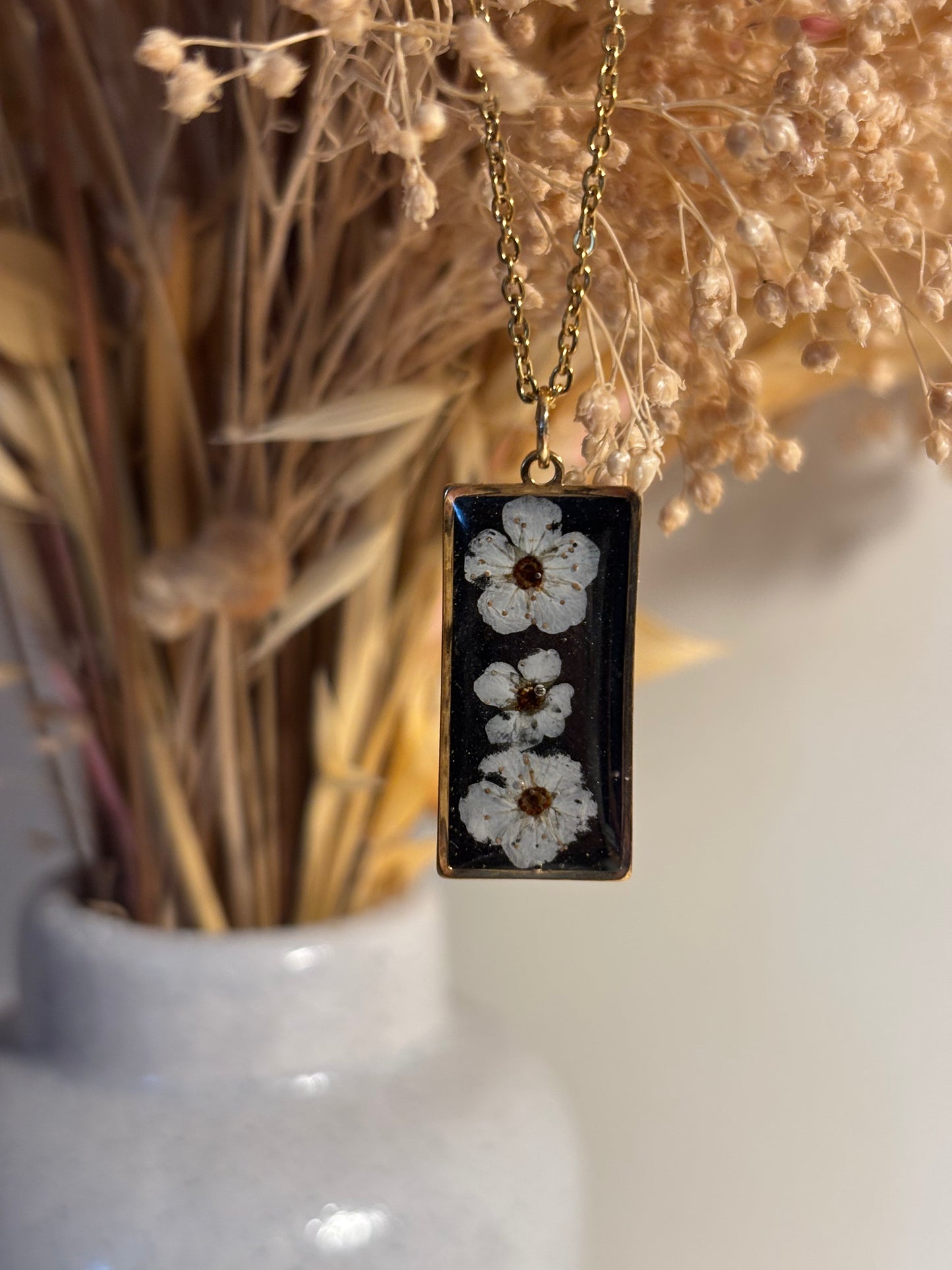 Collier fleurs de spirée – Bijou artisanal en résine