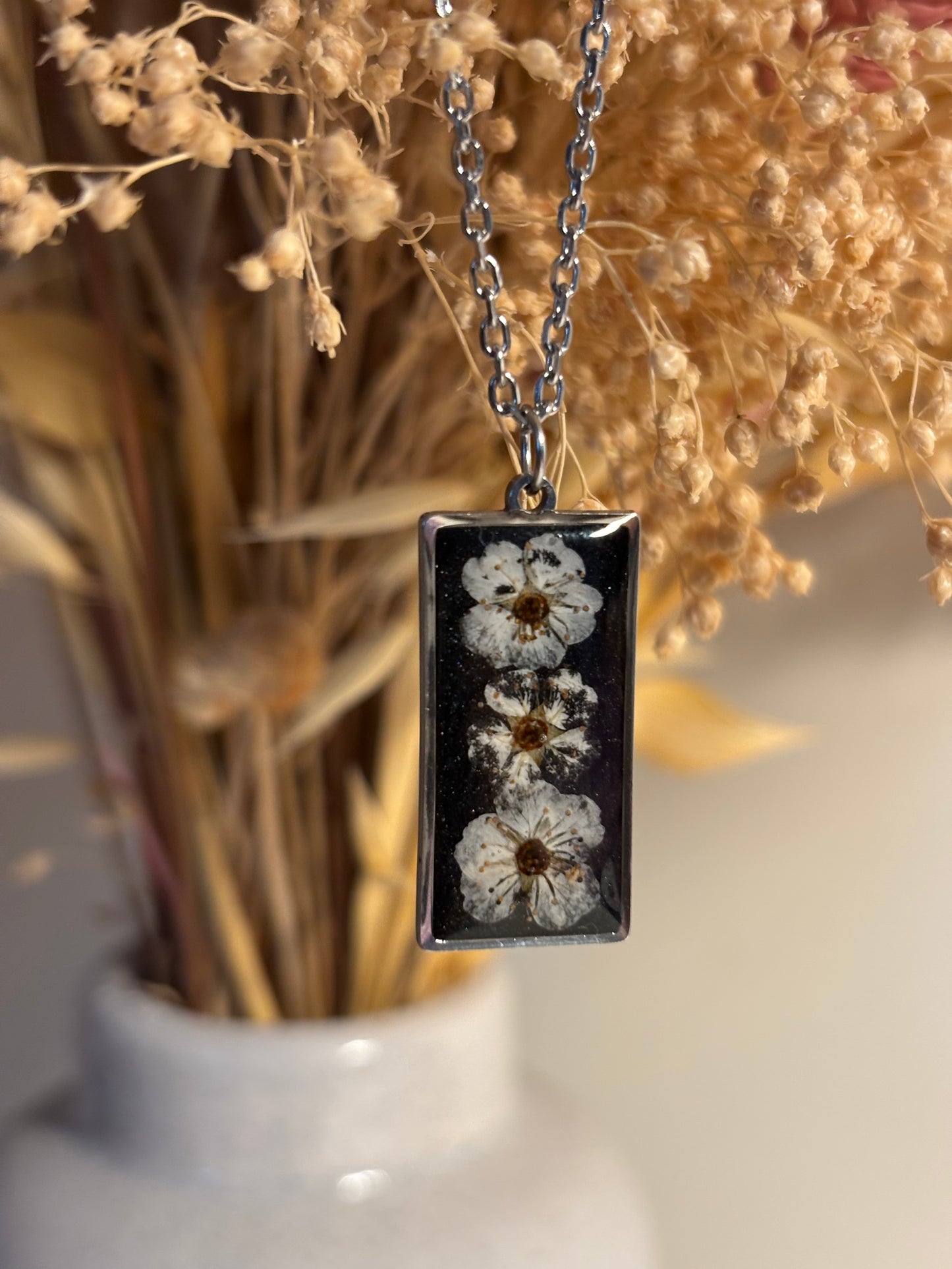 Collier fleurs de spirée – Bijou artisanal en résine