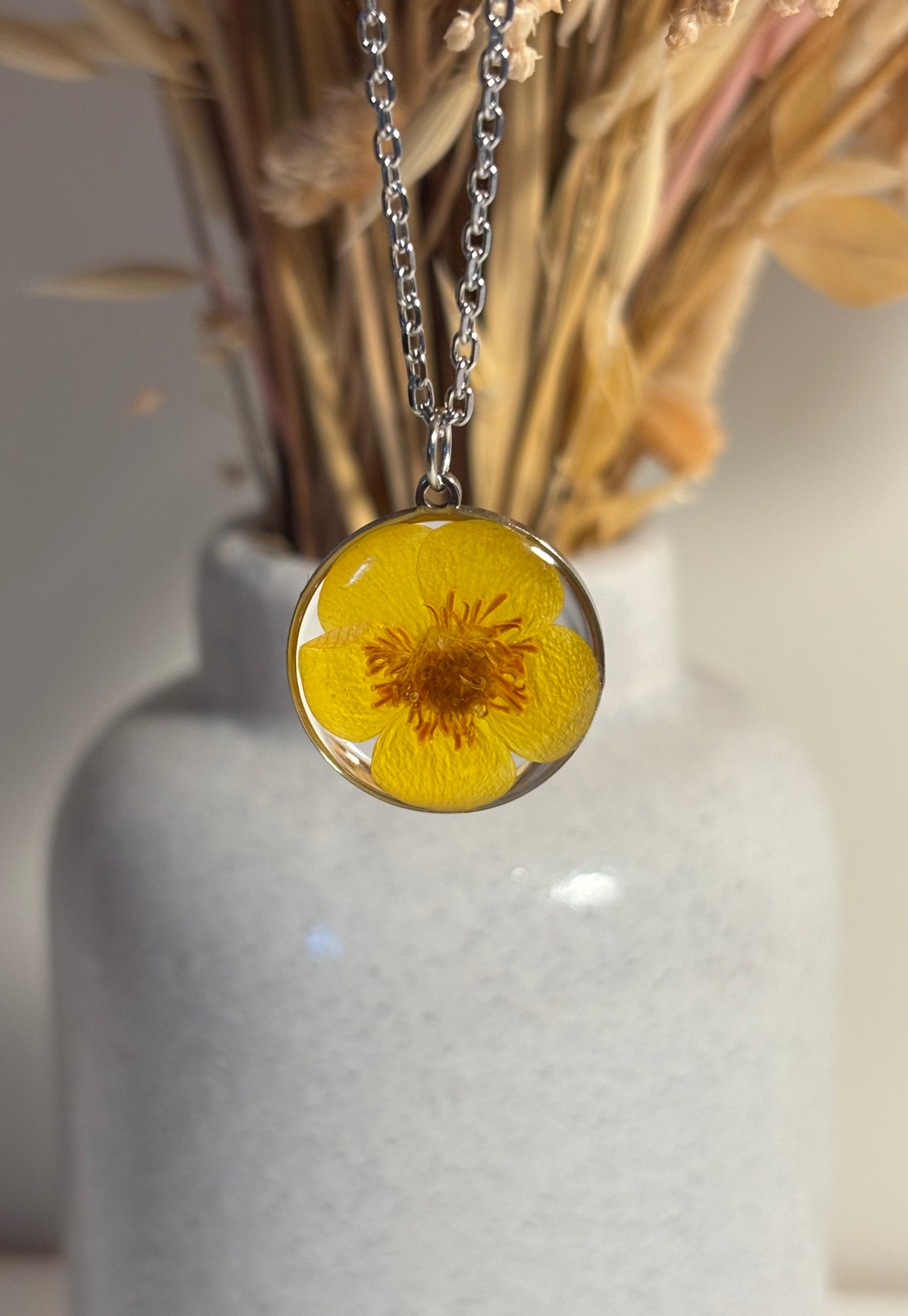 Collier bouton d’or en résine