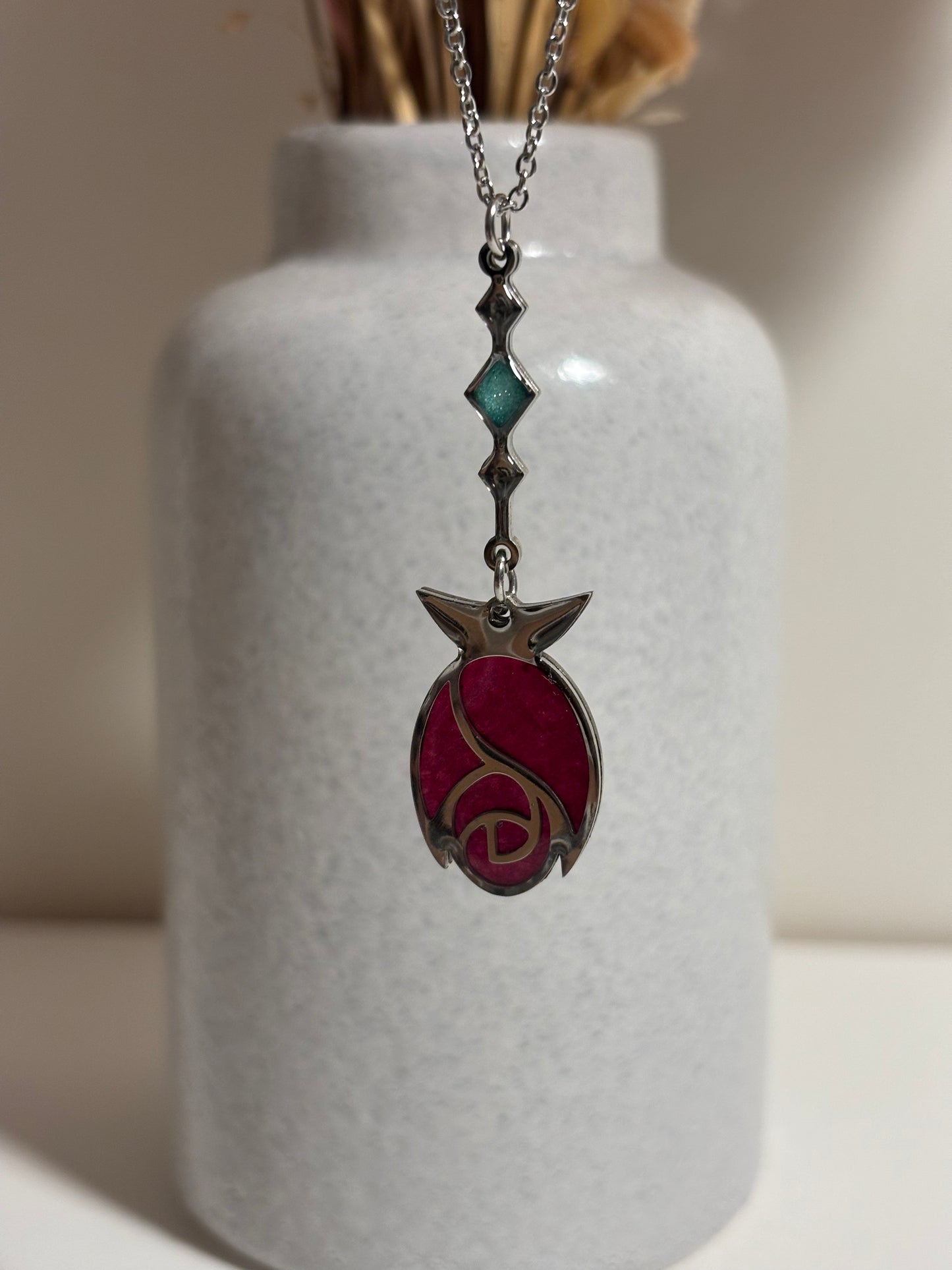 Collier pétale de rose en résine