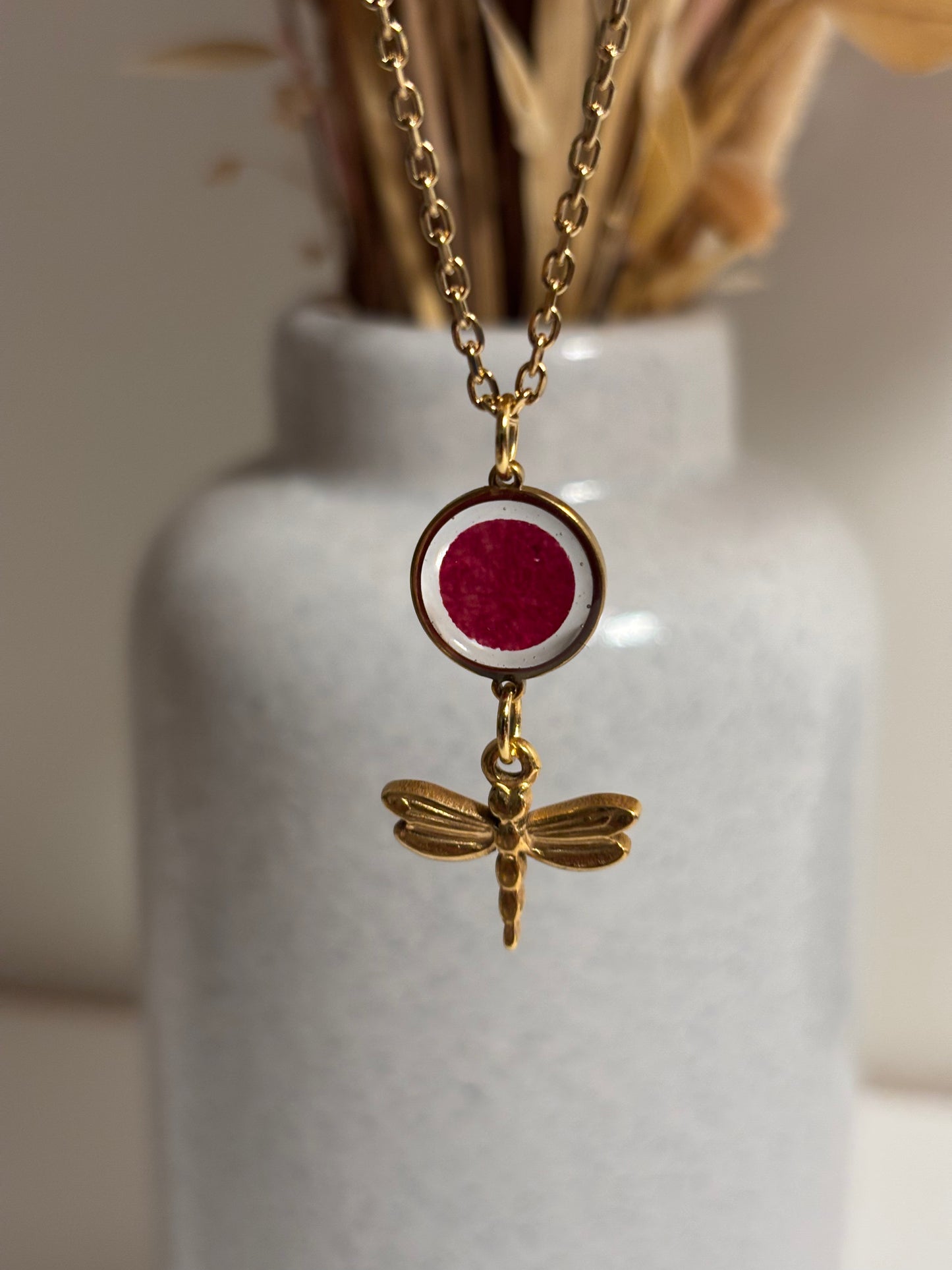 Collier pétale de rose et libellule