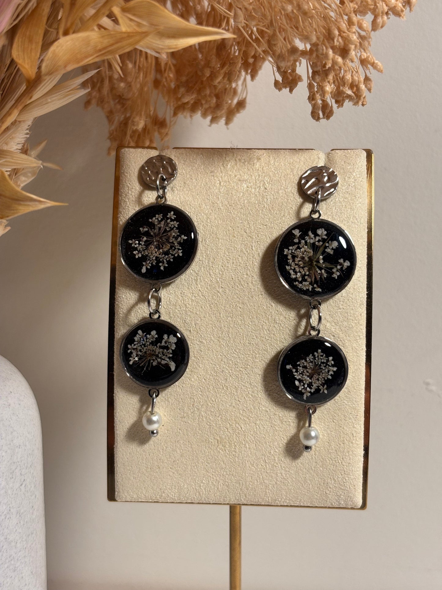 Boucles d’oreilles pendantes – Carotte sauvage et perles d’eau douce