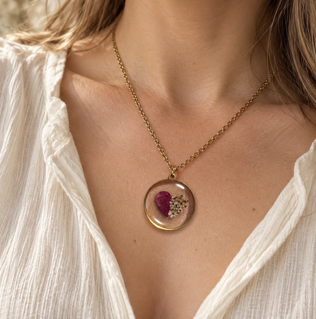 Collier en fleurs séchées pétale de rose et carotte sauvage