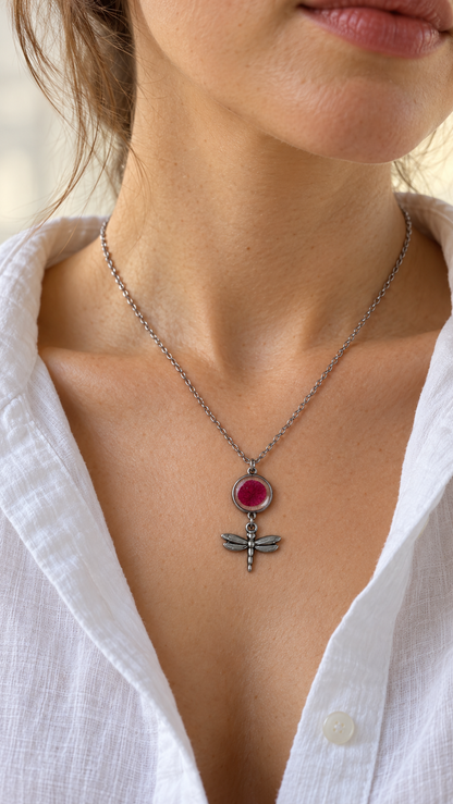 Collier pétale de rose et libellule