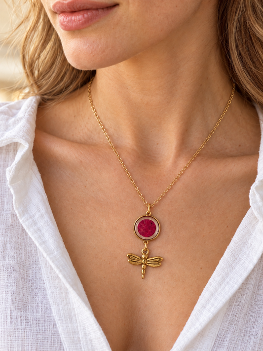 Collier pétale de rose et libellule