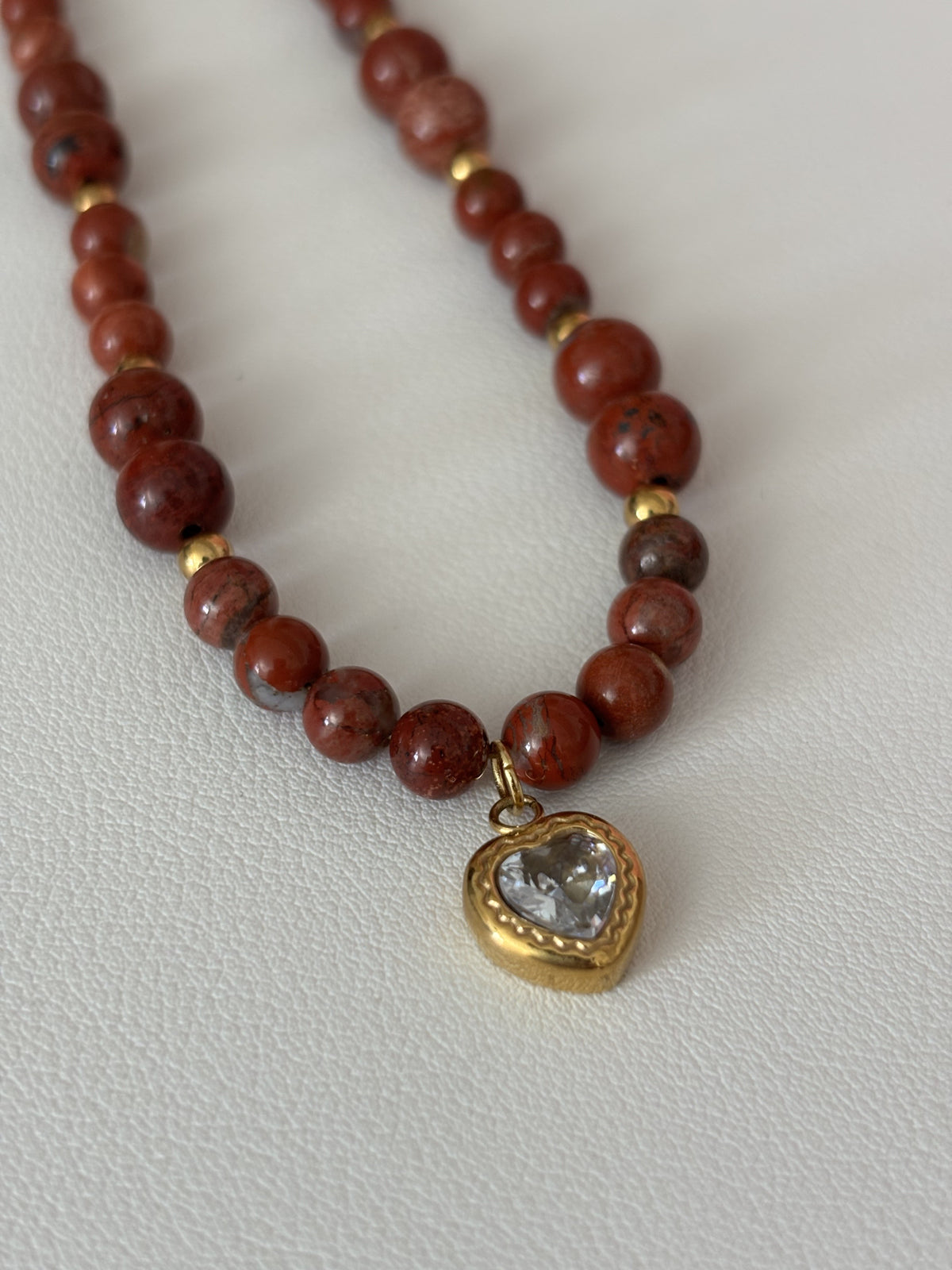 Collier en jaspe rouge d’Australie et cœur