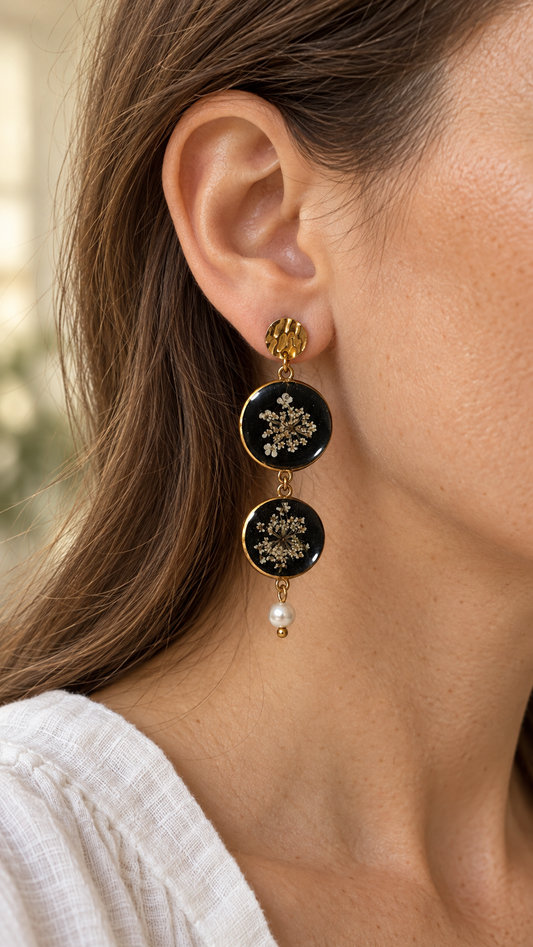 Boucles d’oreilles pendantes – Carotte sauvage et perles d’eau douce