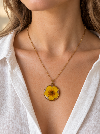 Collier bouton d’or en résine