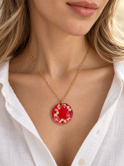 Collier couronne de fleurs séchées sur fond rouge transparent
