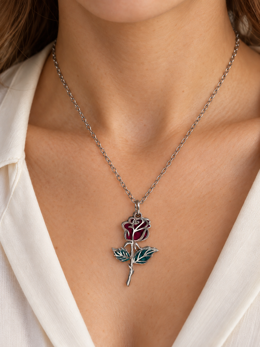 Collier ovale pétale de rose en résine