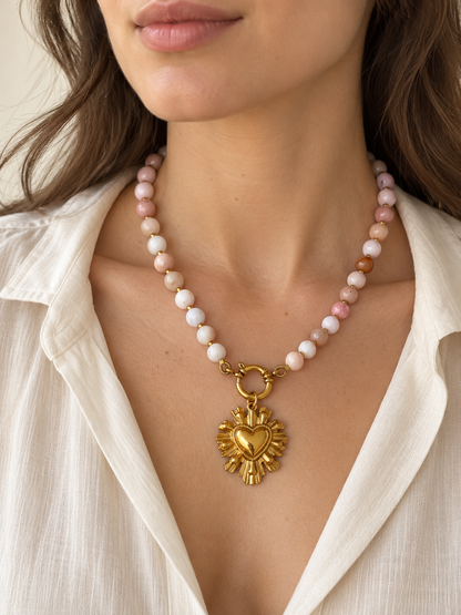 Collier en opale rose et cœur doré