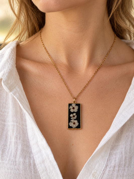 Collier fleurs de spirée – Bijou artisanal en résine