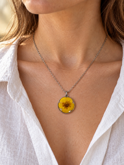 Collier bouton d’or en résine