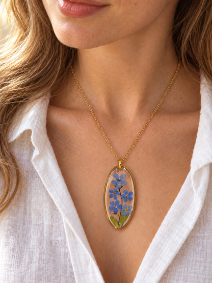Collier ovale en résine avec fleurs de myosotis séchées