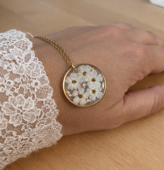 Collier avec véritables myosotis blancs