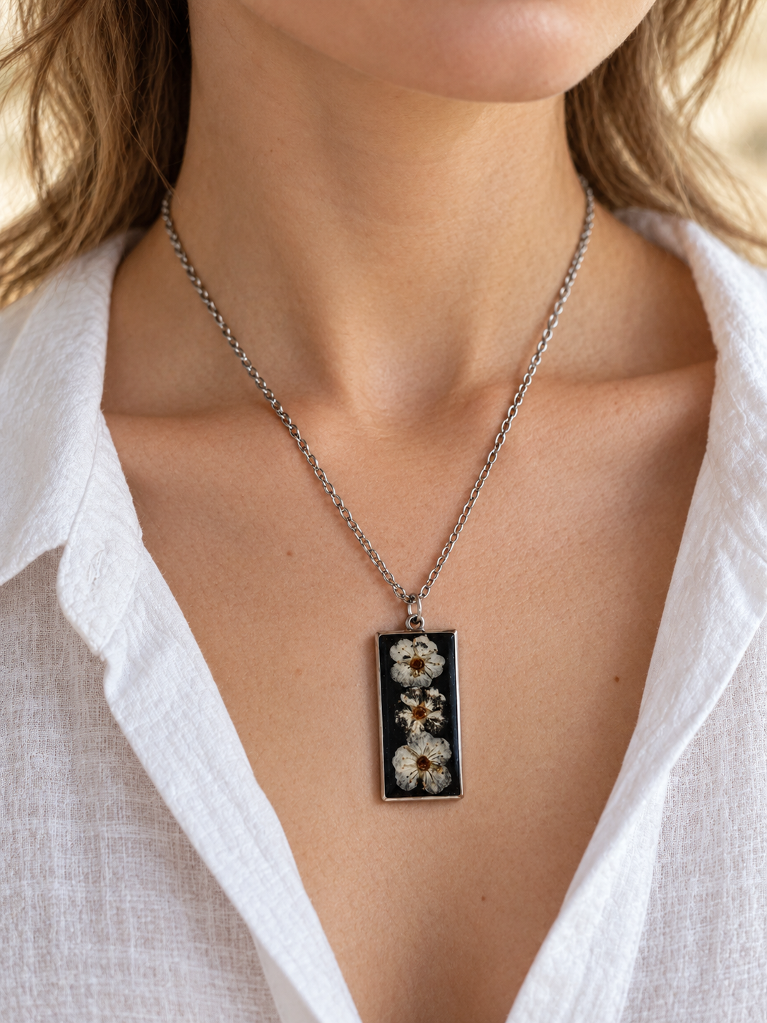 Collier fleurs de spirée – Bijou artisanal en résine