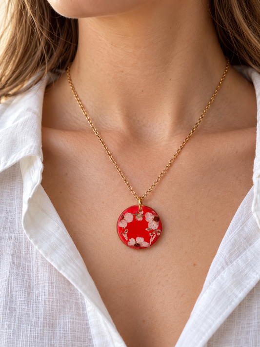 Collier couronne de fleurs séchées sur fond rouge transparent