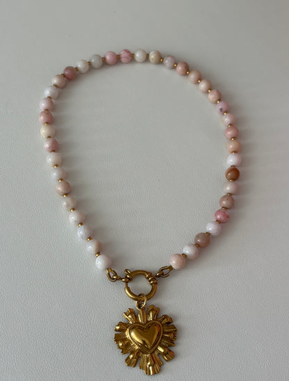 Collier en opale rose et cœur doré