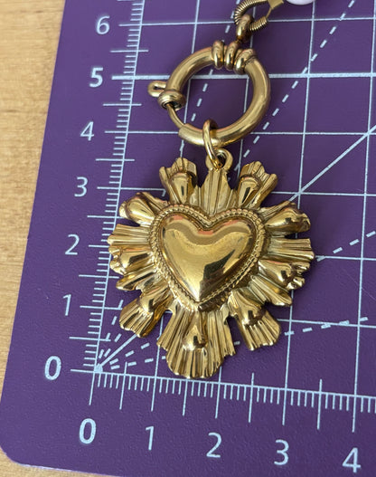 Collier en opale rose et cœur doré