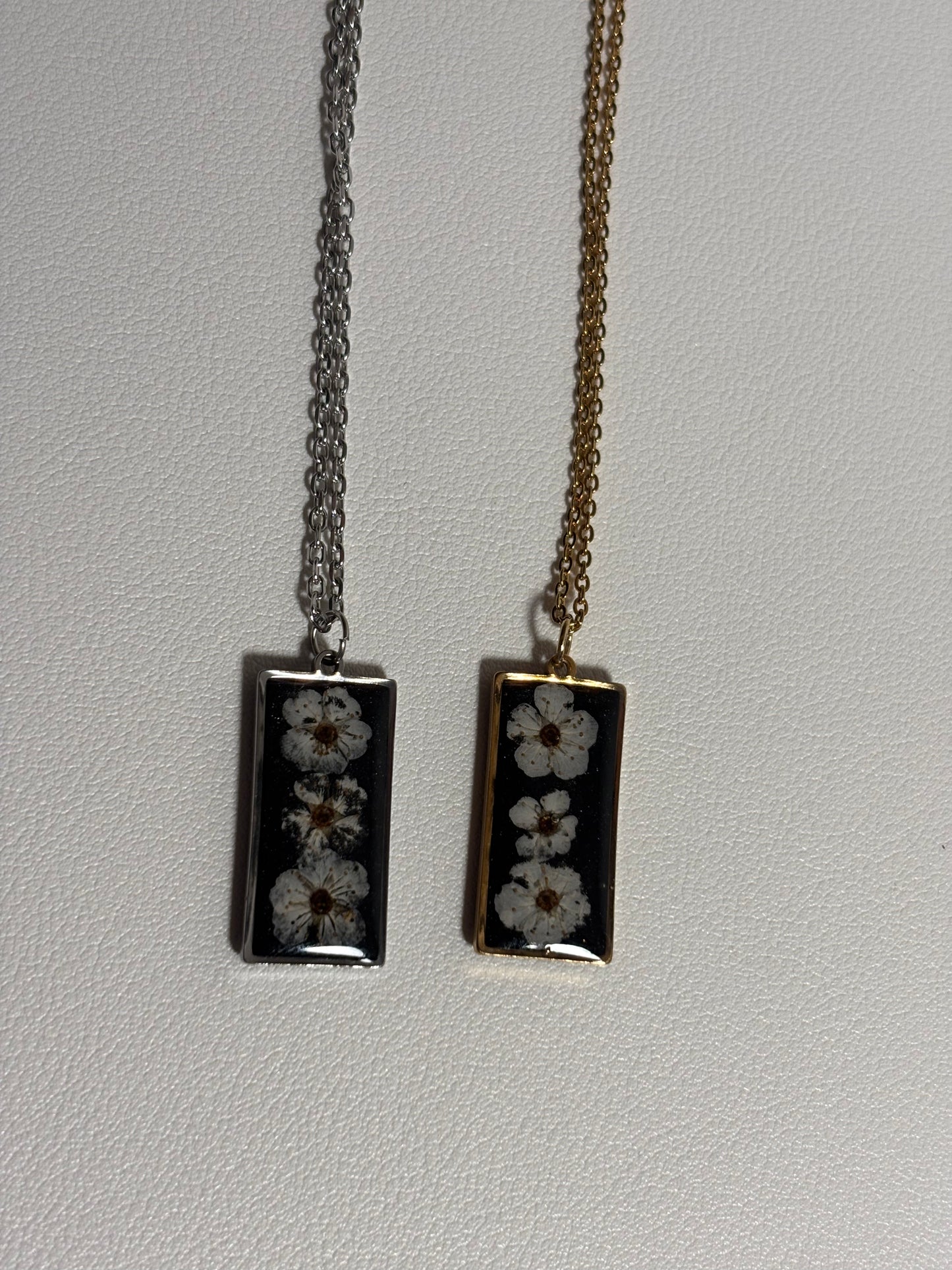 Collier fleurs de spirée – Bijou artisanal en résine