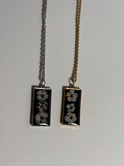 Collier fleurs de spirée – Bijou artisanal en résine