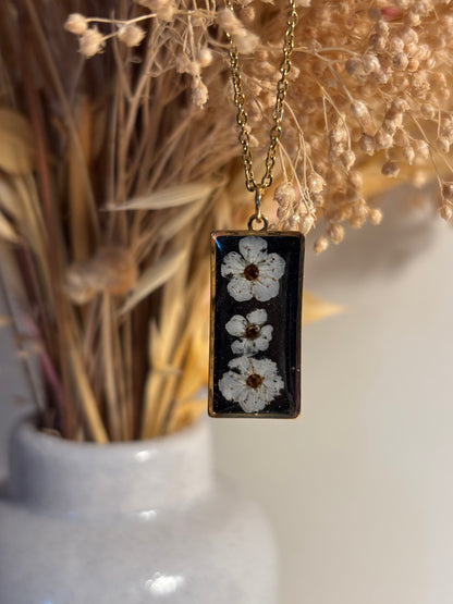 Collier fleurs de spirée – Bijou artisanal en résine