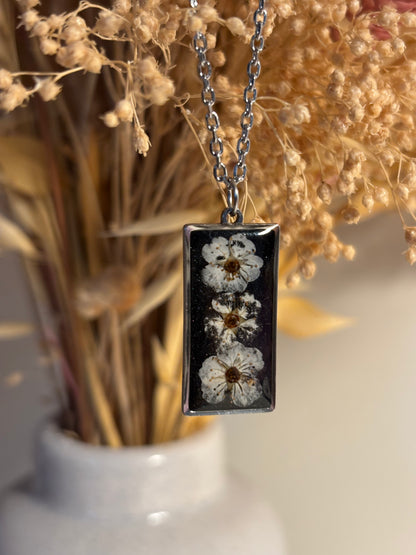 Collier fleurs de spirée – Bijou artisanal en résine