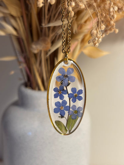 Collier ovale en résine avec fleurs de myosotis séchées