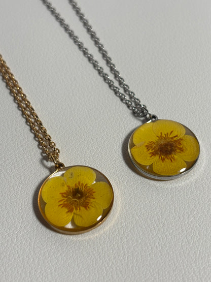 Collier bouton d’or en résine
