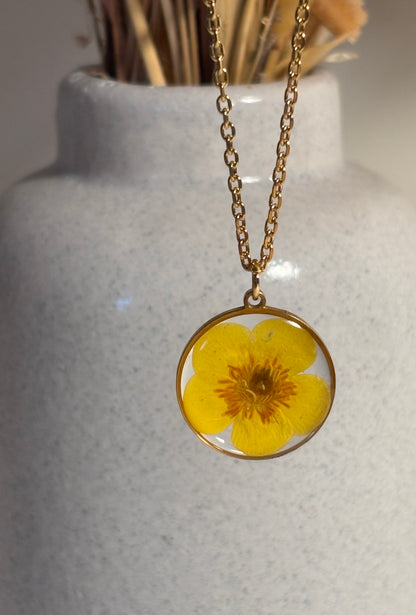 Collier bouton d’or en résine