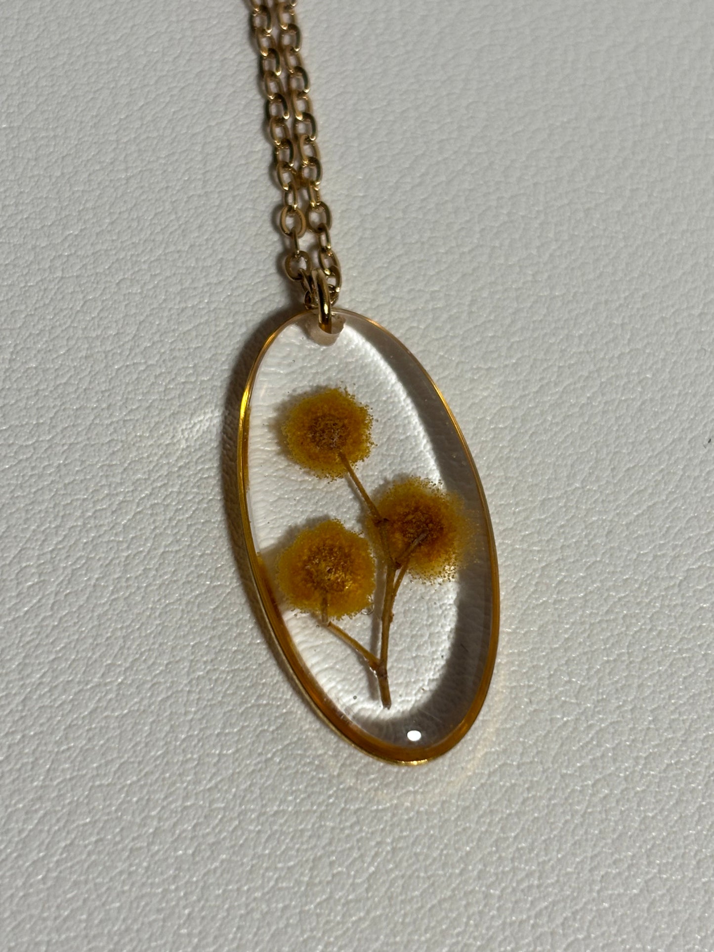 Collier ovale en résine et fleurs de mimosa
