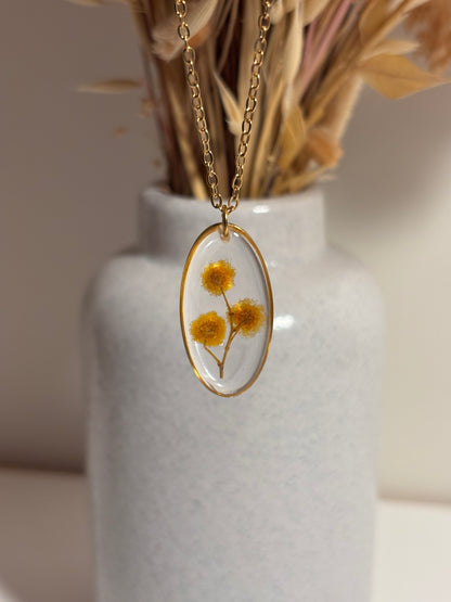 Collier ovale en résine et fleurs de mimosa