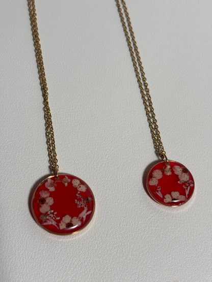 Collier couronne de fleurs séchées sur fond rouge transparent