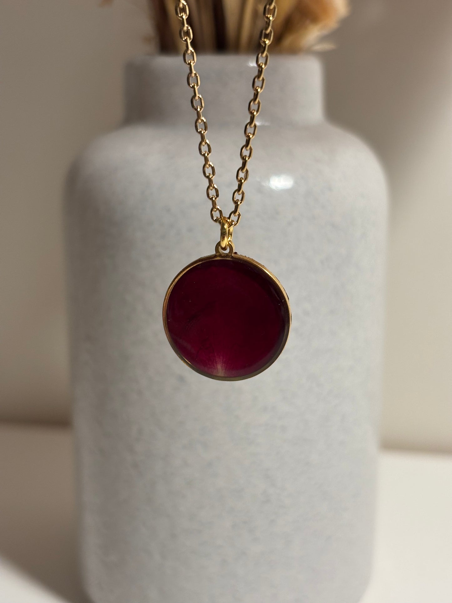 Collier pétale de rose en résine