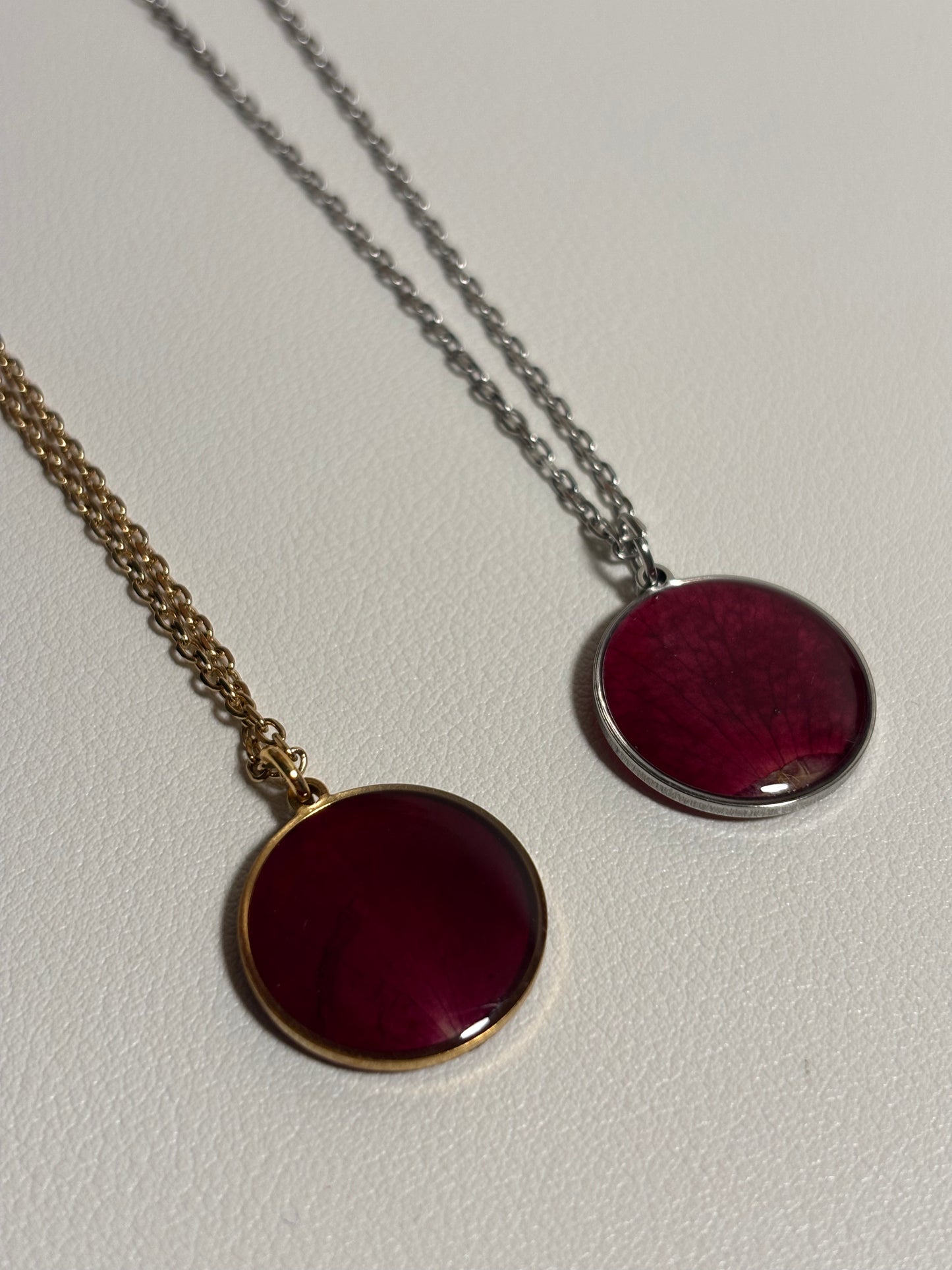 Collier pétale de rose en résine