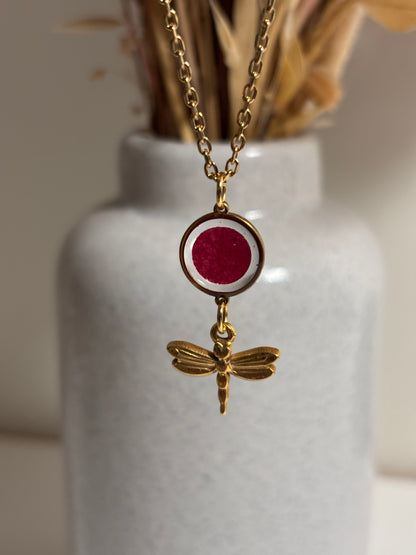 Collier pétale de rose et libellule