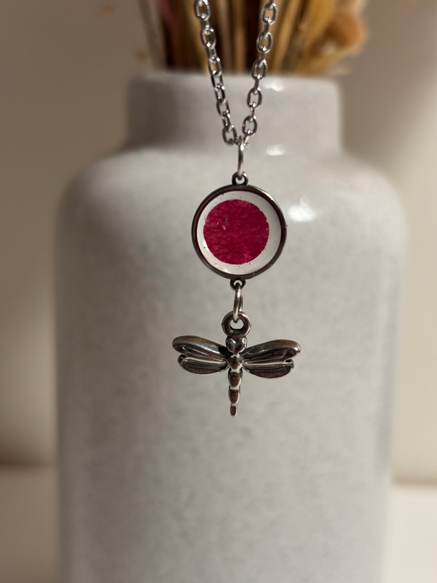Collier pétale de rose et libellule