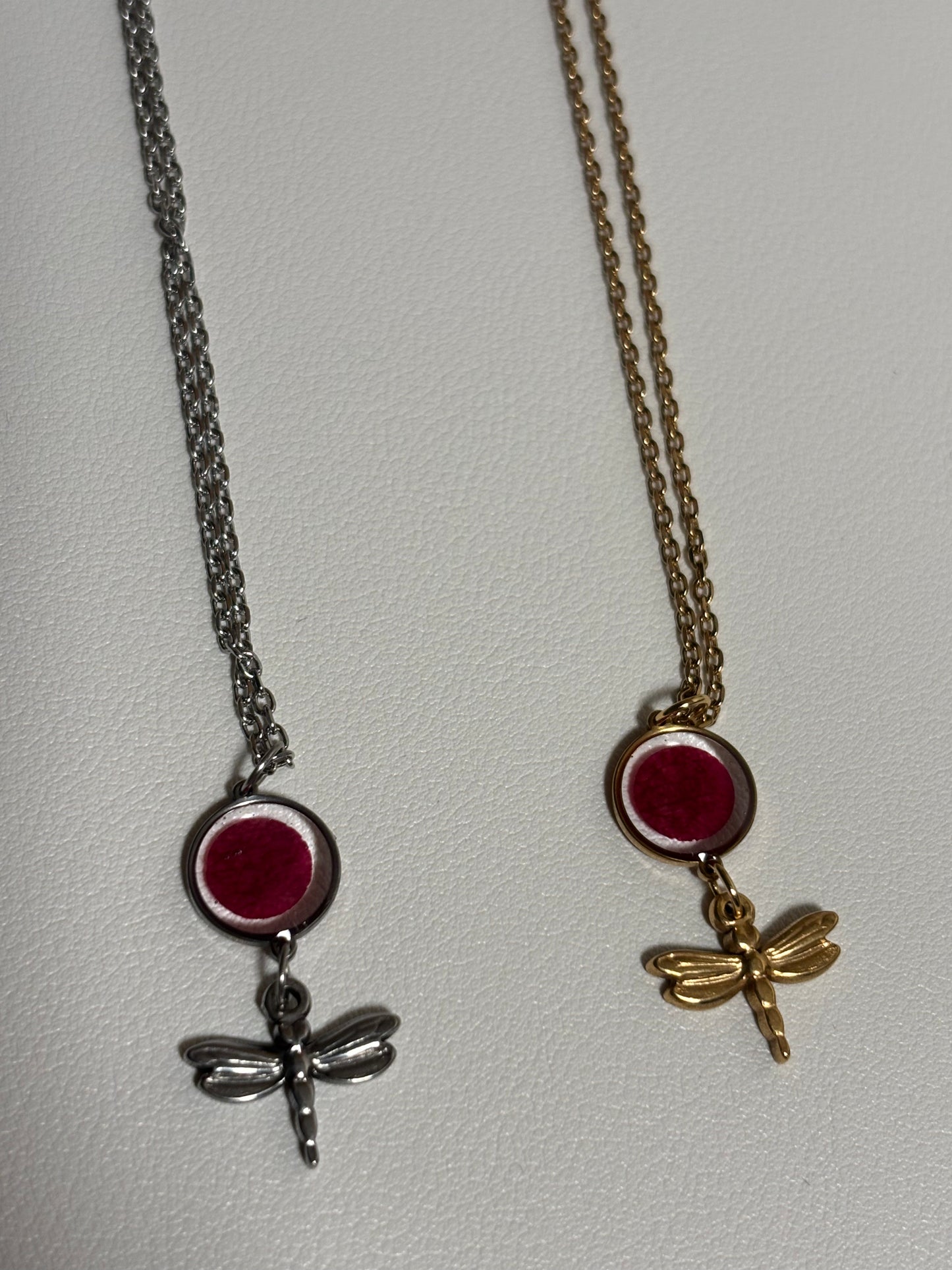Collier pétale de rose et libellule