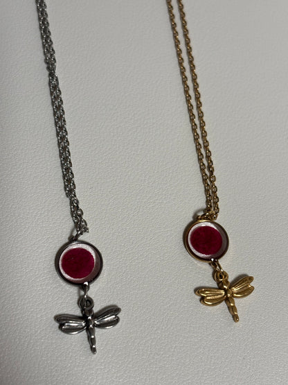 Collier pétale de rose et libellule