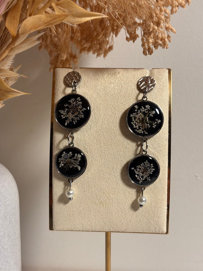 Boucles d’oreilles pendantes – Carotte sauvage et perles d’eau douce