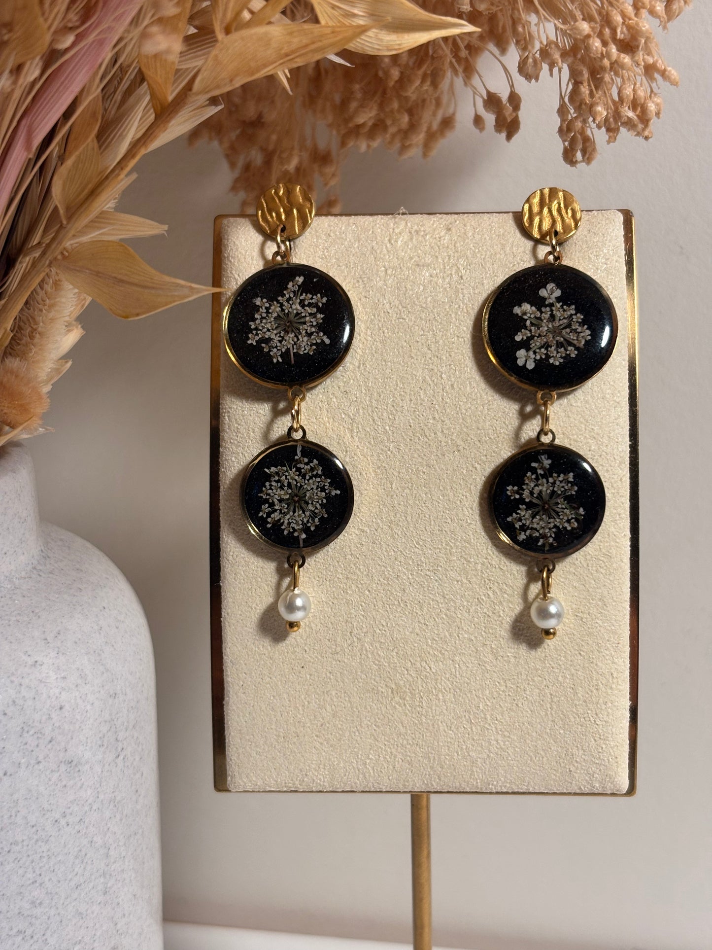 Boucles d’oreilles pendantes – Carotte sauvage et perles d’eau douce