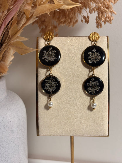 Boucles d’oreilles pendantes – Carotte sauvage et perles d’eau douce