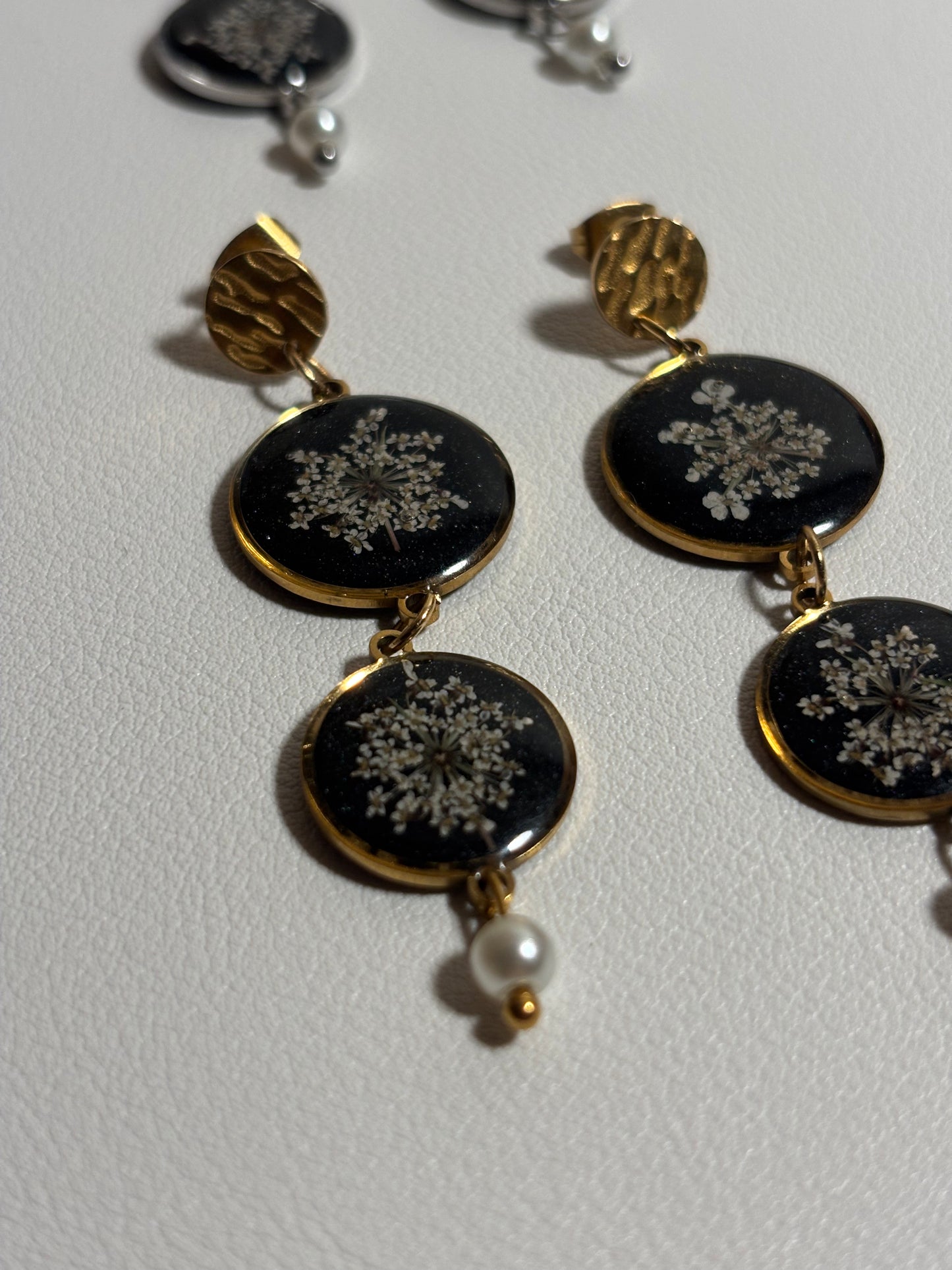 Boucles d’oreilles pendantes – Carotte sauvage et perles d’eau douce