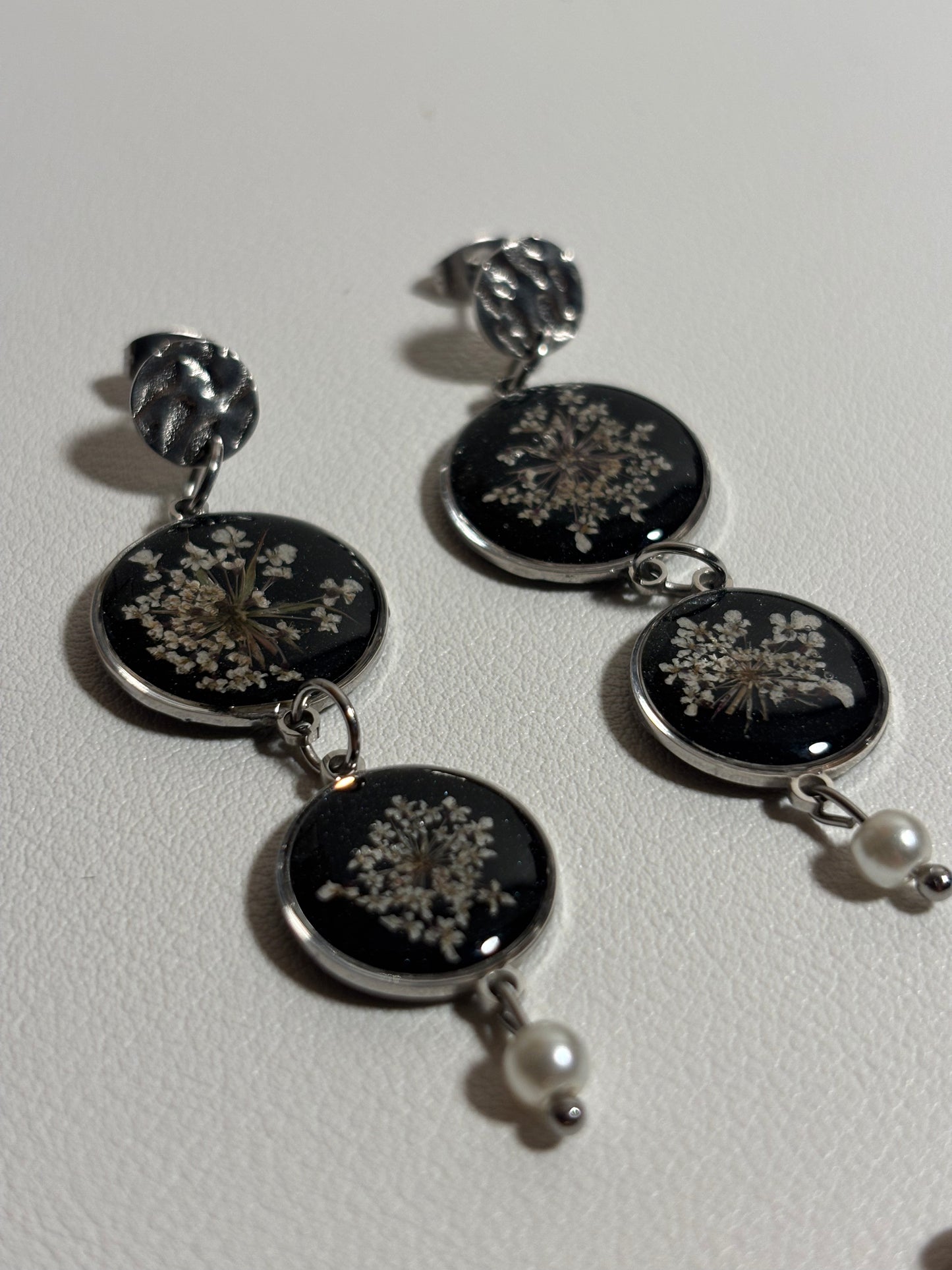 Boucles d’oreilles pendantes – Carotte sauvage et perles d’eau douce