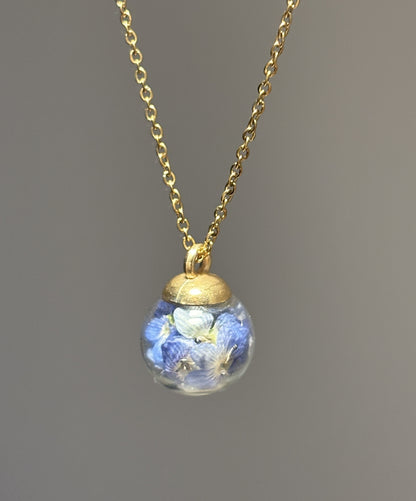 Collier avec fleurs de véronique séchées – Sphère en verre