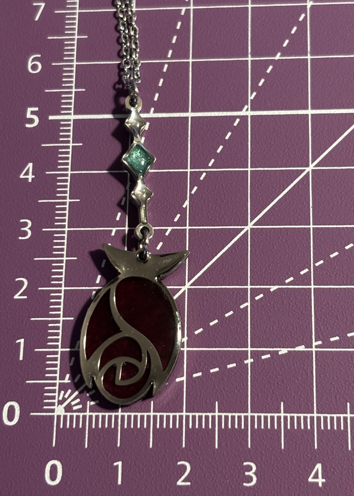 Collier pétale de rose en résine